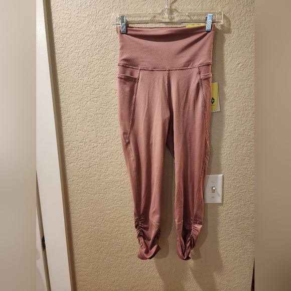 All in Motion Ultra Highrise Crop Yoga Pants Womens XS Rose Ruched Hem 2 Pockets - Picture 1 of 9